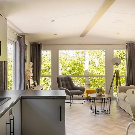 Modern In Bosrijke Omgeving Vakantiehuis *